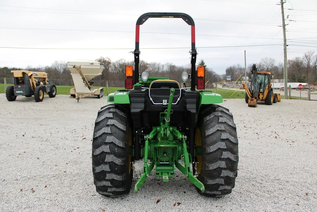 2016 John Deere 4052M