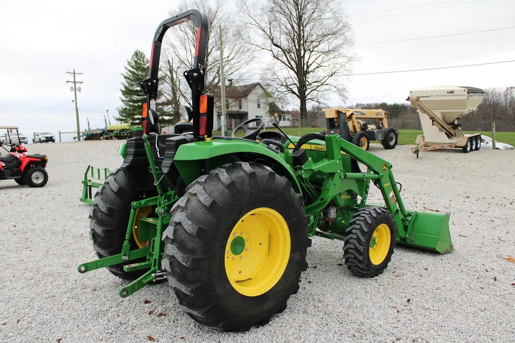 2016 John Deere 4052M